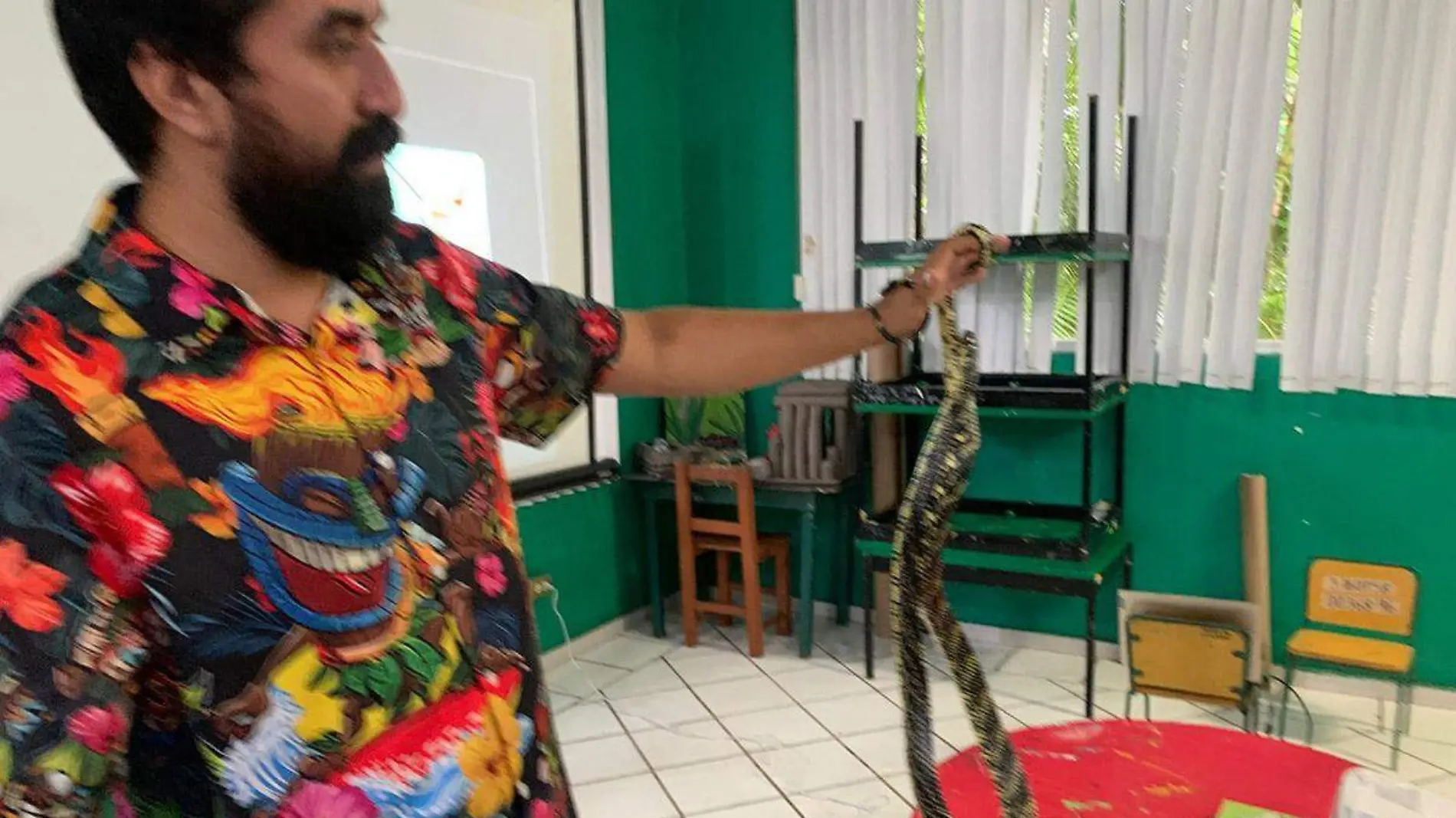 Biólogo-Mostrando-Una-Serpiente copia